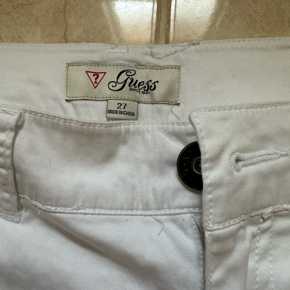 Low rise white Guess short - Picture 3 of 8